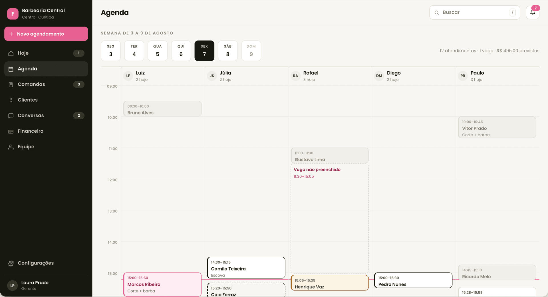 Dashboard da Flowo, tela Agenda: a semana da barbearia com uma coluna por barbeiro e os horários livres.