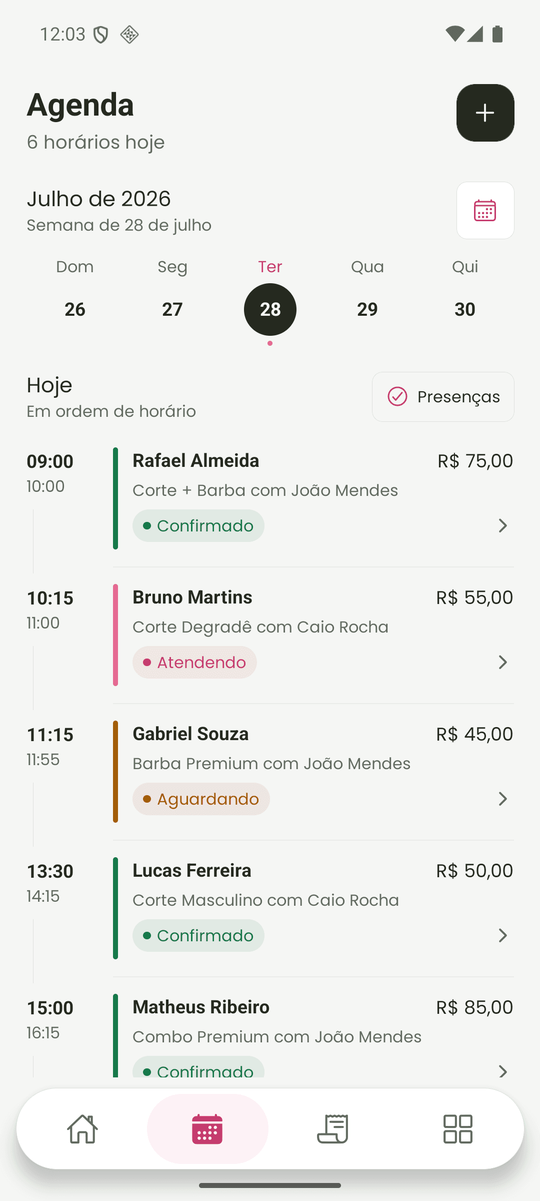 Agenda do aplicativo Flowo com horários, serviços e profissionais diferentes